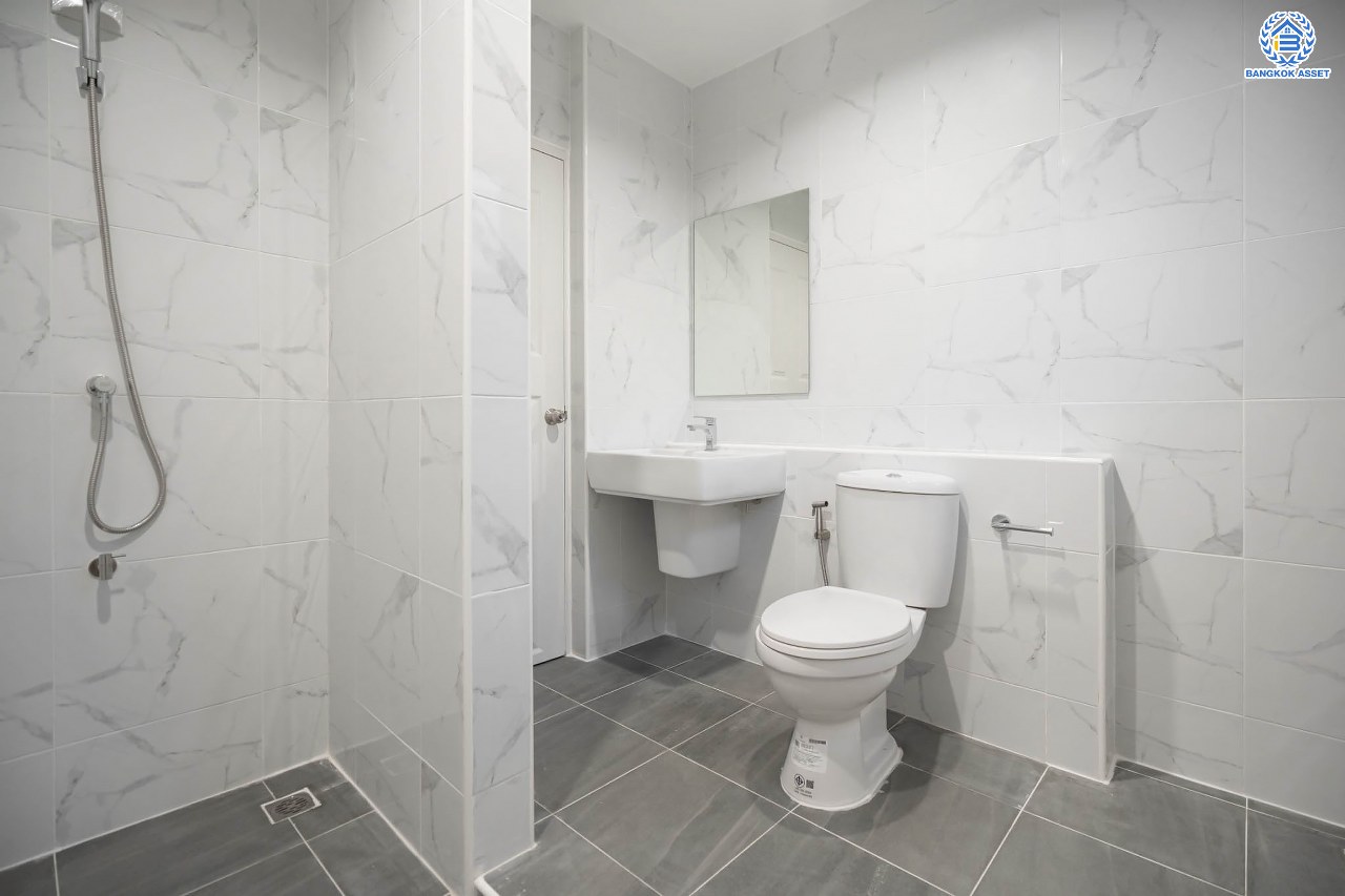 บ้านมือสองตกแต่งใหม่ ม.วรารมย์ เพชรเกษม81 แบรนด์ Q.House รองรับทุกความสุข เนื้อที่ 54 ตร.ว. ฟังก์ชัน 3 ห้องนอน 2 ห้องน้ำ 1 ห้องอเนกประสงค์ จอดรถได้ 1 คัน บนทำเลใกล้ The Mall บางแค และเชื่อมต่อ ถ.พุทธมณฑลสาย4 และ ถ.กาญจนาฯ